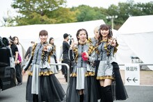 ステージに向かう中山莉子、真山りか、星名美怜（左から）と後ろに見切れる安本彩花。