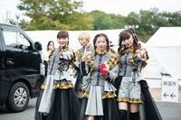 背後からひょっこり顔を出す安本彩花。