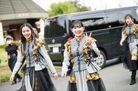 カメラに気付いた風見和香（左）、柏木ひなた（中央）と気付かない桜木心菜（右）。