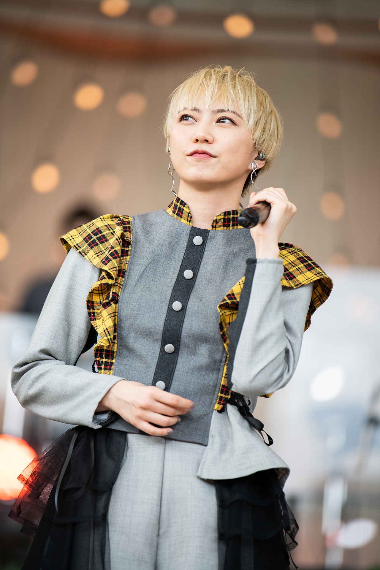 安本彩花。今年9月に開催された「私立恵比寿中学 We sing a popular tune on the stage 題して『ちゅうおん』2022」での様子。