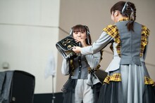 タオルの肌触りのよさに感動してトークを中断する星名美怜。