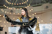 タオルの肌触りを確認する風見和香。