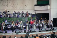 9人横並びで歌うエビ中。