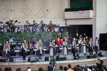 9人横並びで歌うエビ中。