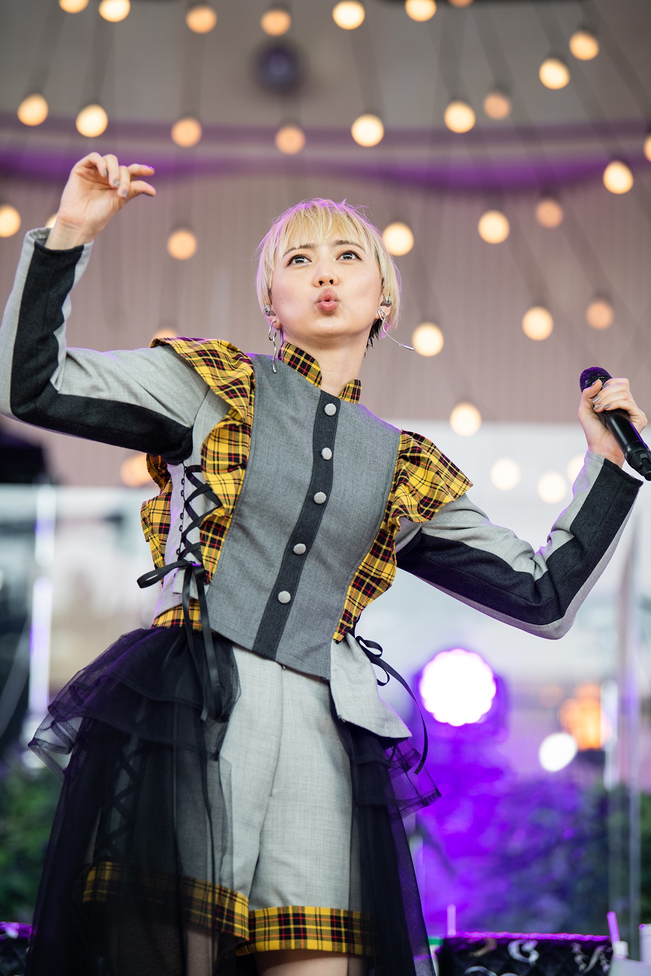 安本彩花