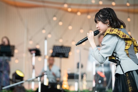 「ワンダーフォーゲル」を歌いながらステージを駆け回る小久保柚乃。