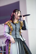 「くちばしにチェリー」を歌う小林歌穂。