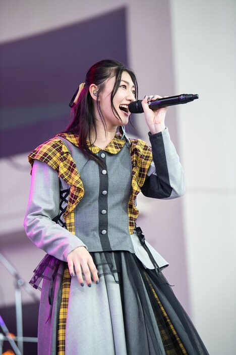 「くちばしにチェリー」を歌う小林歌穂。
