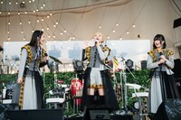 左から風見和香、安本彩花、小久保柚乃。