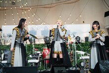 左から風見和香、安本彩花、小久保柚乃。