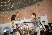 ピースサインで見つめ合う小久保柚乃（左）と真山りか（右）。