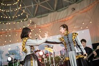 ピースサインで見つめ合う小久保柚乃（左）と真山りか（右）。