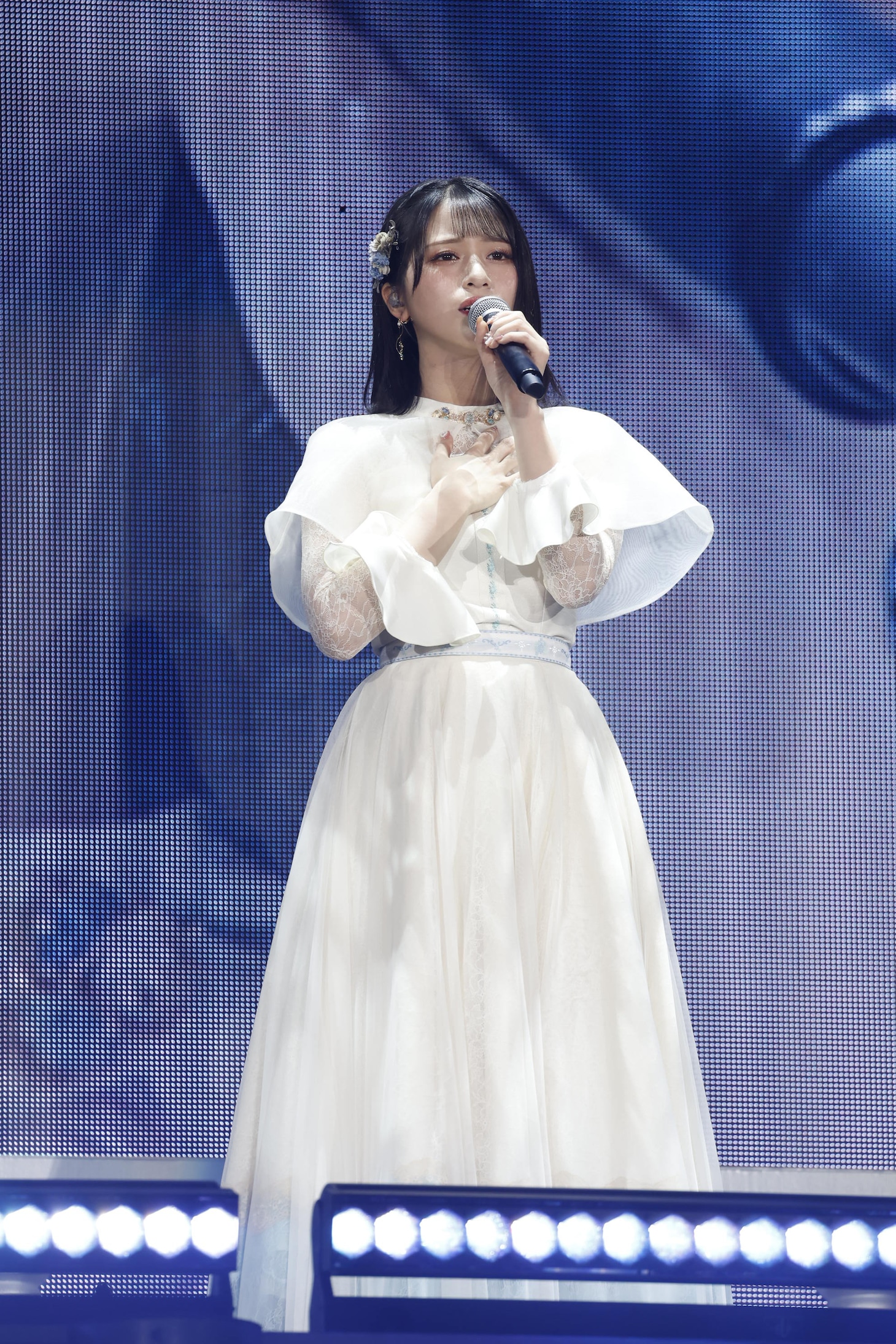 ソロ曲「真夜中マーメイド」を歌う佐々木舞香。(c)YOANI