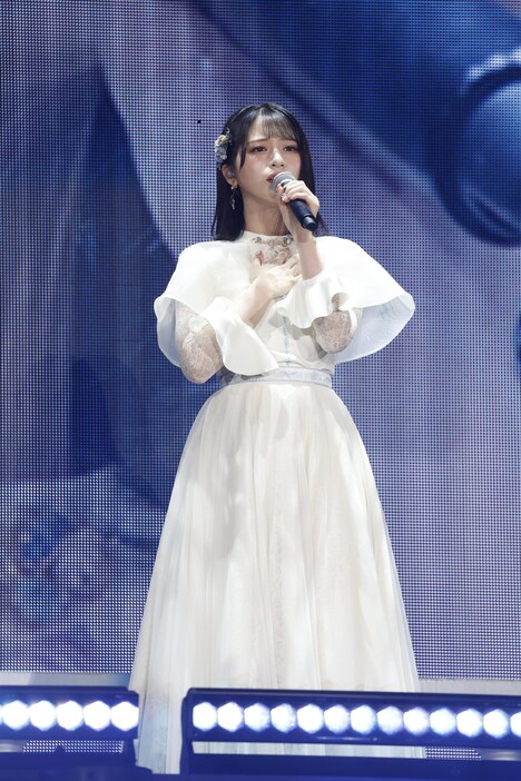 ソロ曲「真夜中マーメイド」を歌う佐々木舞香。(c)YOANI