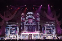 「＝LOVE 5th ANNIVERSARY PREMIUM CONCERT」の様子。(c)YOANI