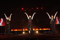 ユニット曲「知らんけど」を歌う諸橋沙夏、野口衣織、佐々木舞香。(c)YOANI