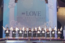 手をつないでファンに挨拶する＝LOVE。(c)YOANI