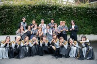 指でナタリーの「N」を作ろうとするもよくわからなくなるエビ中とバンドメンバー。