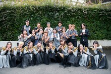 指でナタリーの「N」を作ろうとするもよくわからなくなるエビ中とバンドメンバー。