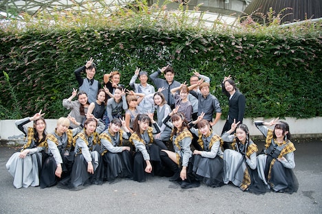 1公演目を目前に記念撮影するエビ中とバンドメンバー。