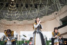 小林歌穂（中央）のMCに笑いが止まらない真山りか（左）と桜木心菜（右）。