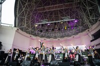 「今夜はブギー・バック」を歌う中山莉子（中央）。