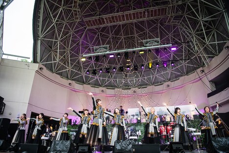 「今夜はブギー・バック」を歌う中山莉子（中央）。