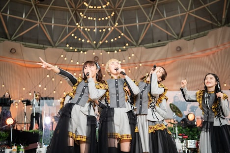 左から星名美怜、安本彩花、真山りか。