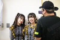 練習をやめて小久保柚乃（右）とじゃれる桜木心菜（左）。