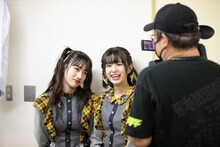 練習をやめて小久保柚乃（右）とじゃれる桜木心菜（左）。