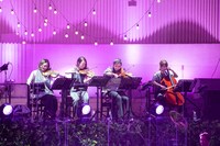 ストリングスカルテットの島田光理、加藤かな子、筒田咲紀、大浦萌（左から）。