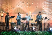 左から恵美子（Cho）、亜美（Cho）、丸木英治（Tp）、かわ島崇文（Sax）