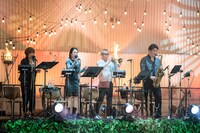 左から恵美子（Cho）、亜美（Cho）、丸木英治（Tp）、かわ島崇文（Sax）