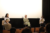 左から小野莉奈、清竜人、横山由依。