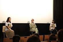 左から小野莉奈、清竜人、横山由依。