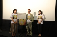 左から小野莉奈、清竜人、横山由依。