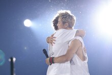 TAKAHIROと抱き合う黒木啓司。