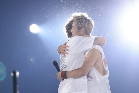 TAKAHIROと抱き合う黒木啓司。