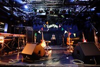 「カミナリグモ 15th Anniversary Tour "Another Trip Another Treasure"」下北沢CLUB Que公演のステージの様子。（撮影：山中善正）