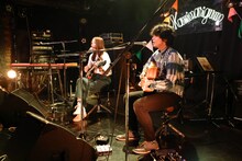 左からyoko（noodles）、上野啓示（カミナリグモ）。（撮影：山中善正）