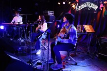 左からghoma（カミナリグモ）、yoko（noodles）、上野啓示（カミナリグモ）。（撮影：山中善正）