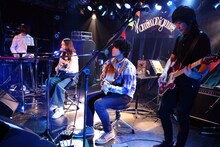 左からghoma（カミナリグモ）、yoko（noodles）、上野啓示（カミナリグモ）、真鍋吉明（the pillows）。（撮影：山中善正）