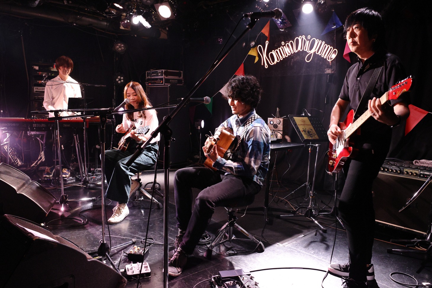 左からghoma（カミナリグモ）、yoko（noodles）、上野啓示（カミナリグモ）、真鍋吉明（the pillows）。（撮影：山中善正）