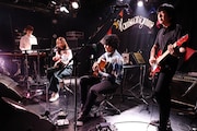 左からghoma(カミナリグモ)、yoko(noodles)、上野啓示(カミナリグモ)、真鍋吉明(the pillows)。(撮影:山中善正)