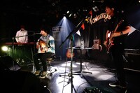 左からghoma（カミナリグモ）、上野啓示（カミナリグモ）、真鍋吉明（the pillows）。（撮影：山中善正）