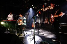 左からghoma（カミナリグモ）、上野啓示（カミナリグモ）、真鍋吉明（the pillows）。（撮影：山中善正）