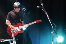 真鍋吉明（the pillows）（撮影：山中善正）