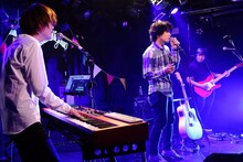 左からghoma（カミナリグモ）、上野啓示（カミナリグモ）、真鍋吉明（the pillows）。（撮影：山中善正）