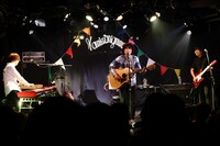 左からghoma（カミナリグモ）、上野啓示（カミナリグモ）、真鍋吉明（the pillows）。（撮影：山中善正）