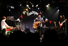 左からghoma（カミナリグモ）、上野啓示（カミナリグモ）、真鍋吉明（the pillows）。（撮影：山中善正）